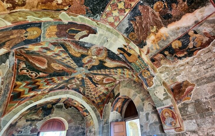 Trabzon Ayasofya Müzesi’nin batı narteks tavanındaki sahneleri gösteren freskler; ortada dört İncil yazarı sembolleri.